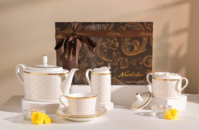 Bo gom su Noritake tinh te tren ban an
