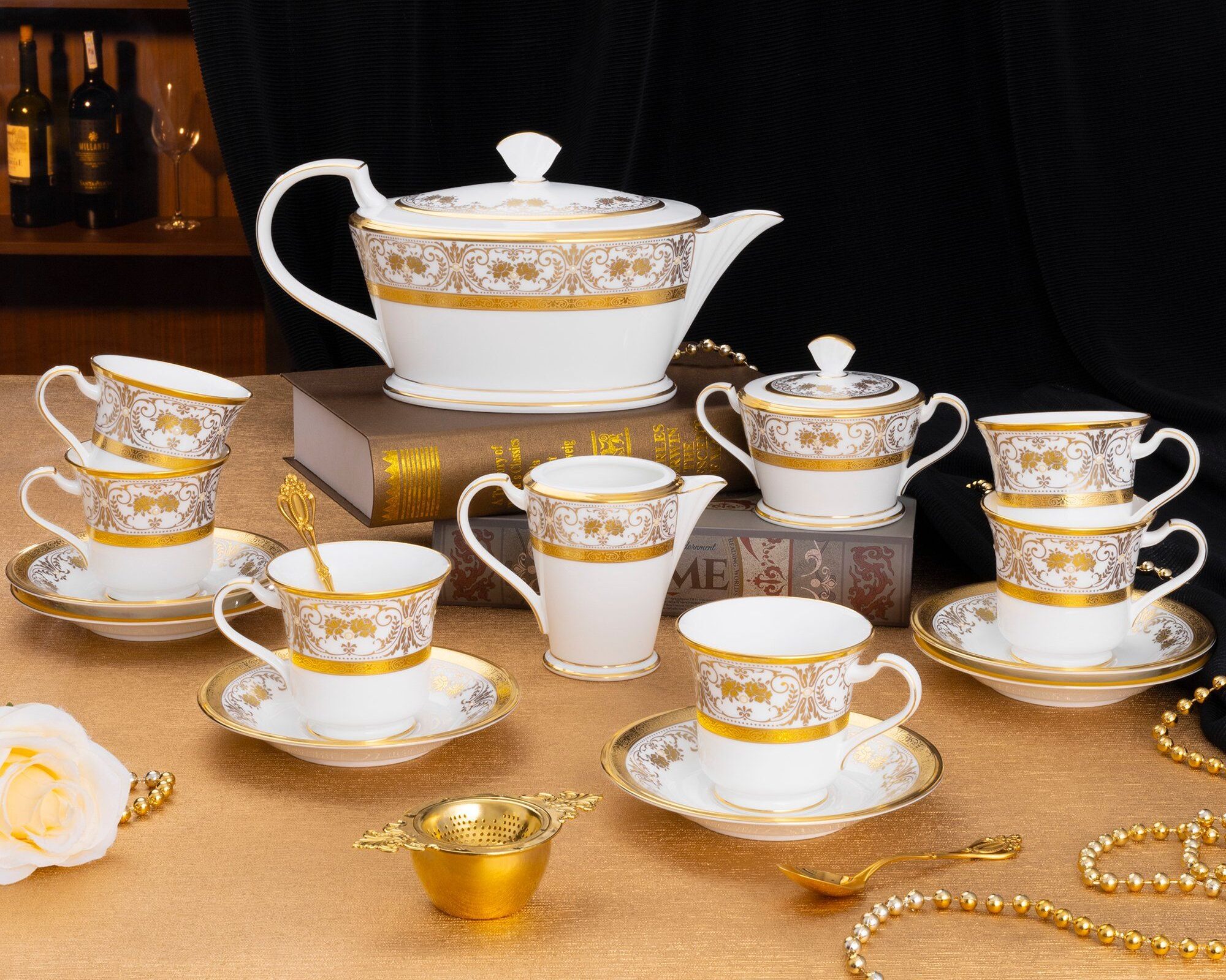 Bo am tra Noritake voi vien kim loai va hoa tiet, the hien phong cach sang trong va hien dai