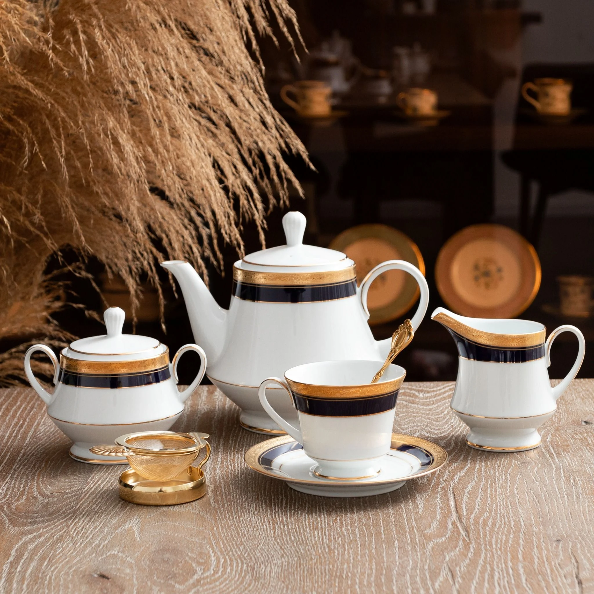 Hinh anh 1: Bo am tra Noritake voi vien kim loai va hoa tiet, the hien phong cach sang trong va hien dai