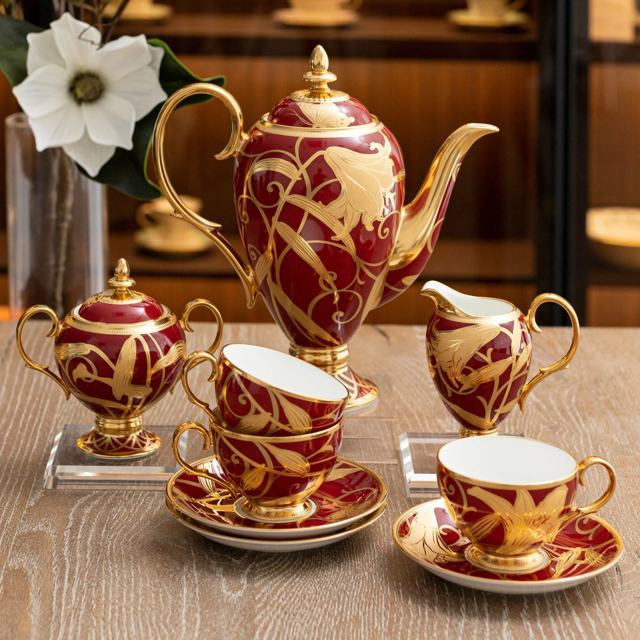 Hinh anh 3: Bo am tra Noritake voi vien kim loai va hoa tiet, the hien phong cach sang trong va hien dai