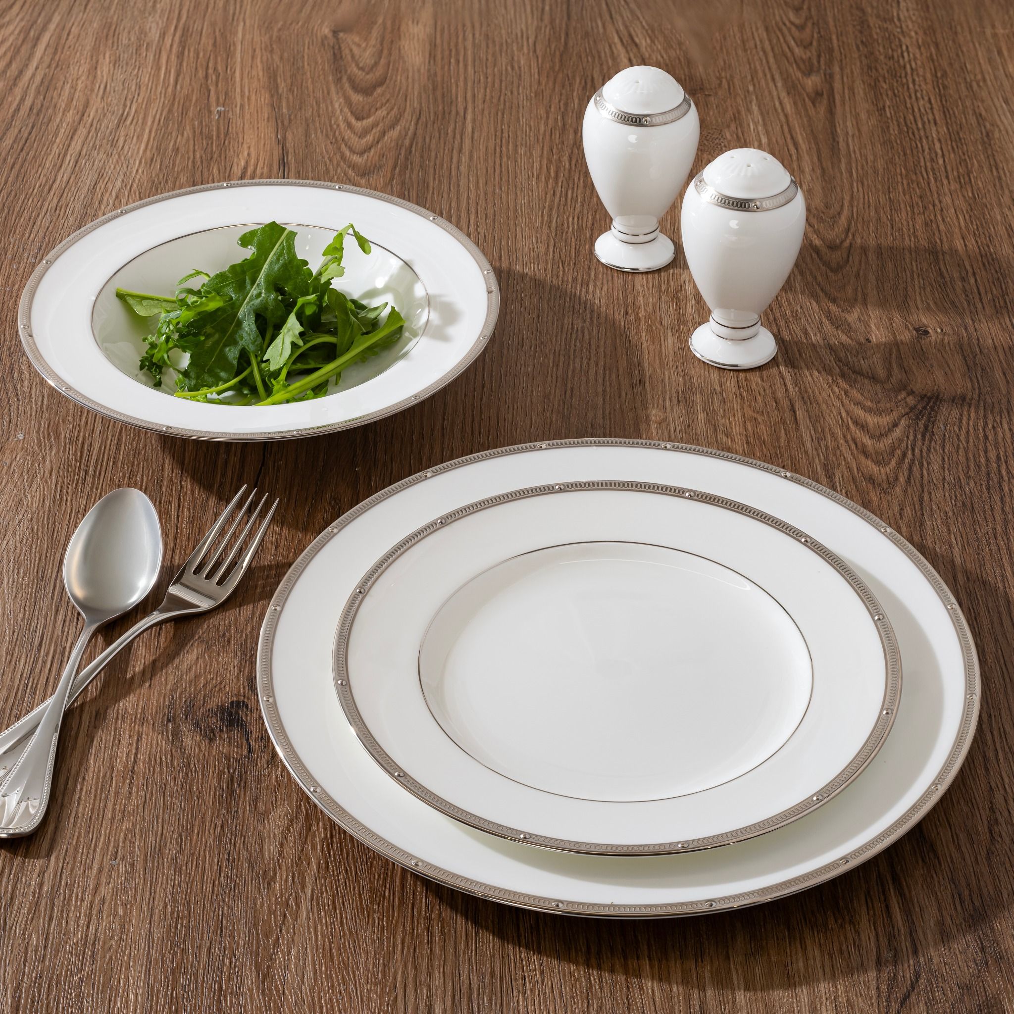 Hinh anh 1: Muong nia inox, ma vang, go va su hoan hao cho bat dia gom su Noritake