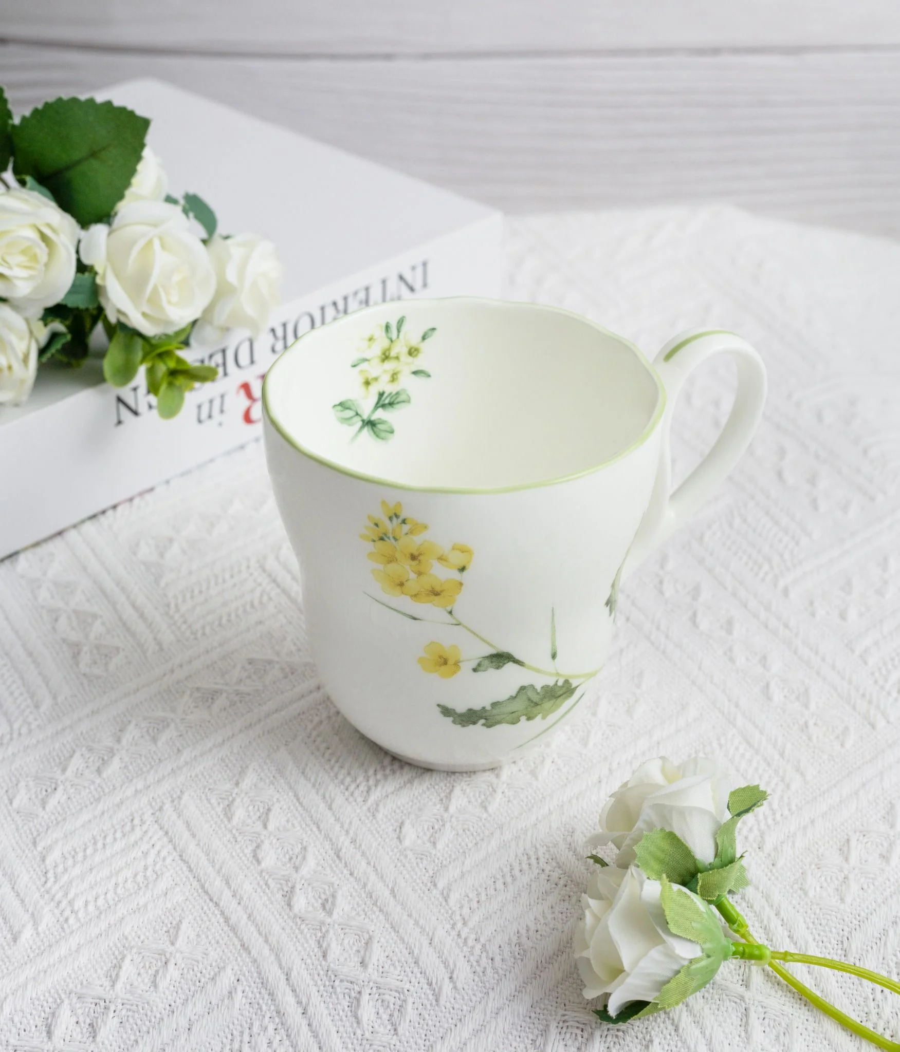 Hinh anh 3: Mot tach tra gom su cao cap Noritake voi thiet ke tinh te, phu hop cho nguoi yeu tra