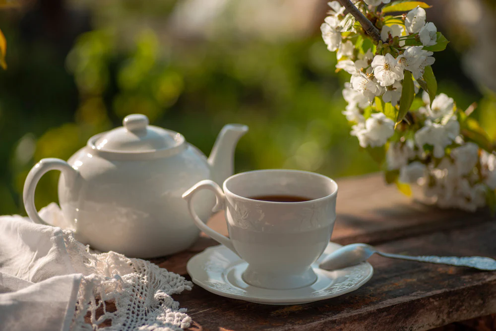 Mot tach tra gom su cao cap Noritake voi thiet ke tinh te, phu hop cho nguoi yeu tra