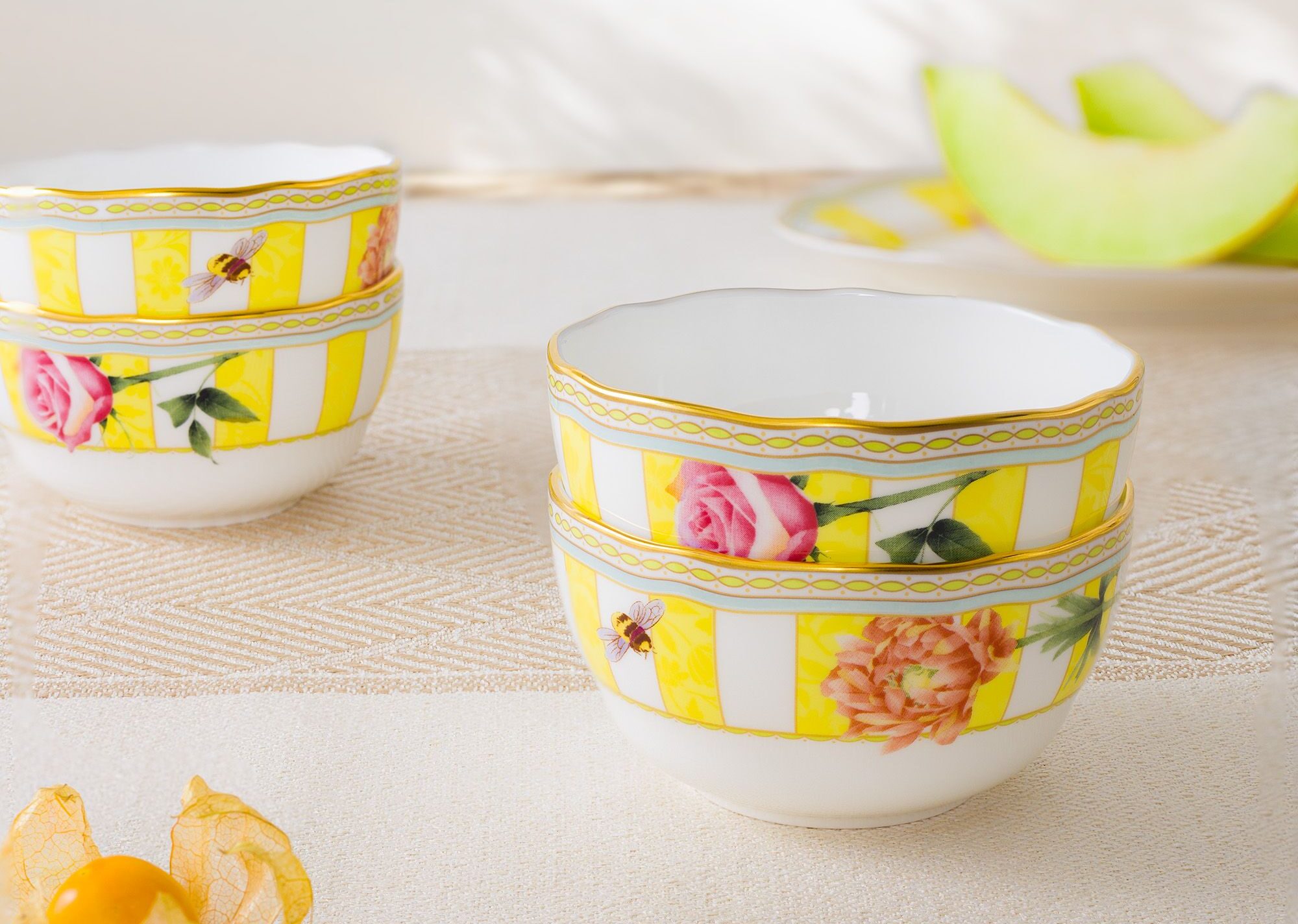 Hinh anh bat com Noritake tinh te trong bua an gia dinh Viet