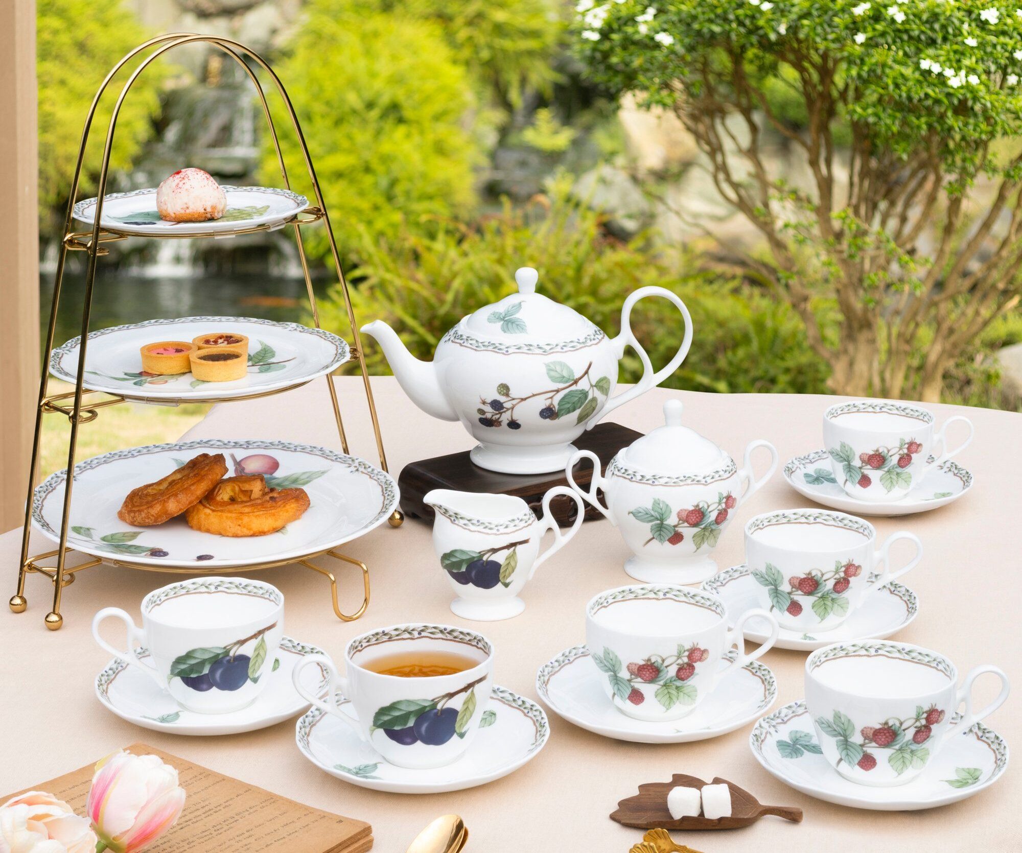 Hinh anh 4: Bo chen dia Orchard Garden cua Noritake voi hoa tiet hoa qua song dong tren nen su trang tinh khiet