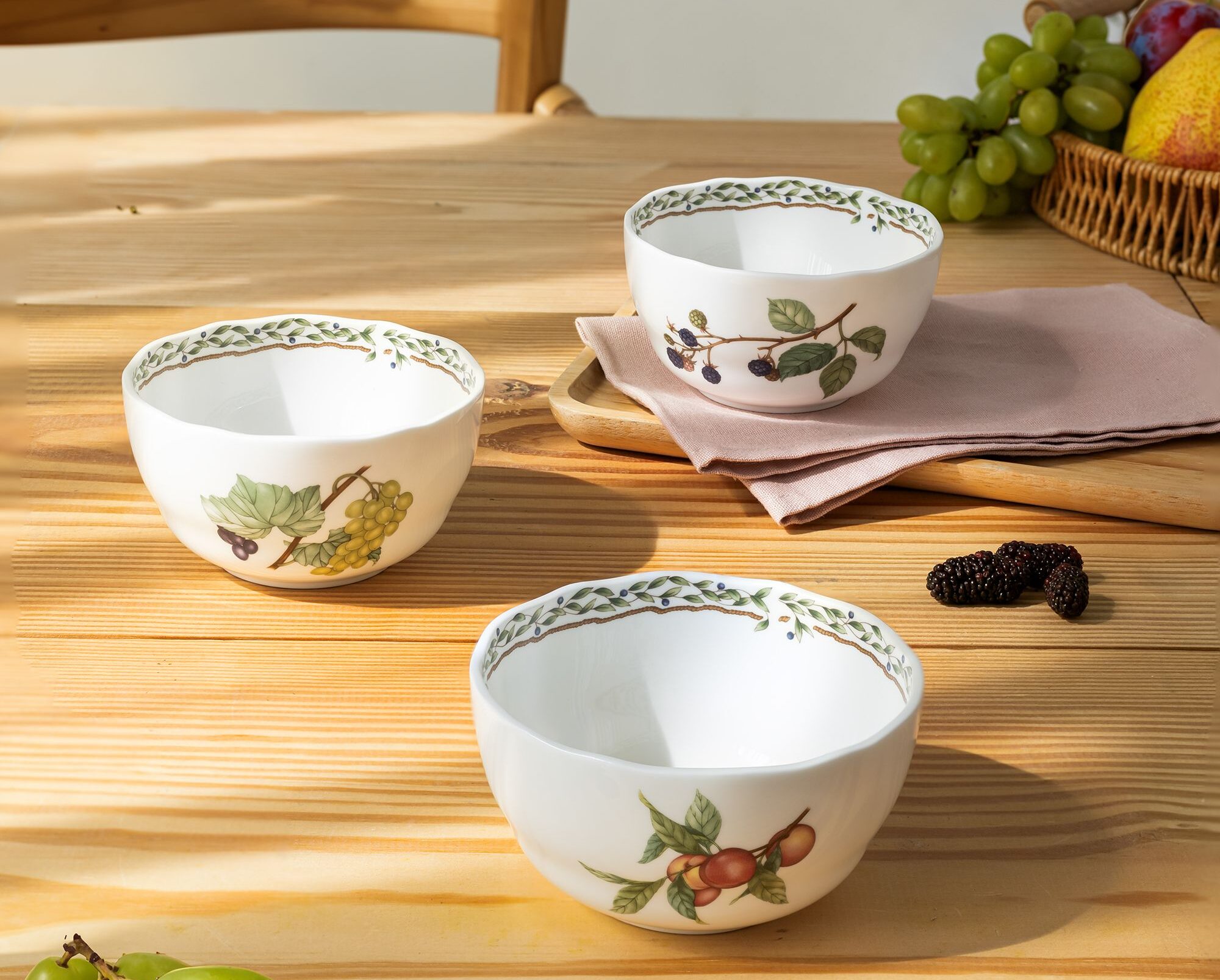 Hinh anh 6: Bo chen dia Orchard Garden cua Noritake voi hoa tiet hoa qua song dong tren nen su trang tinh khiet