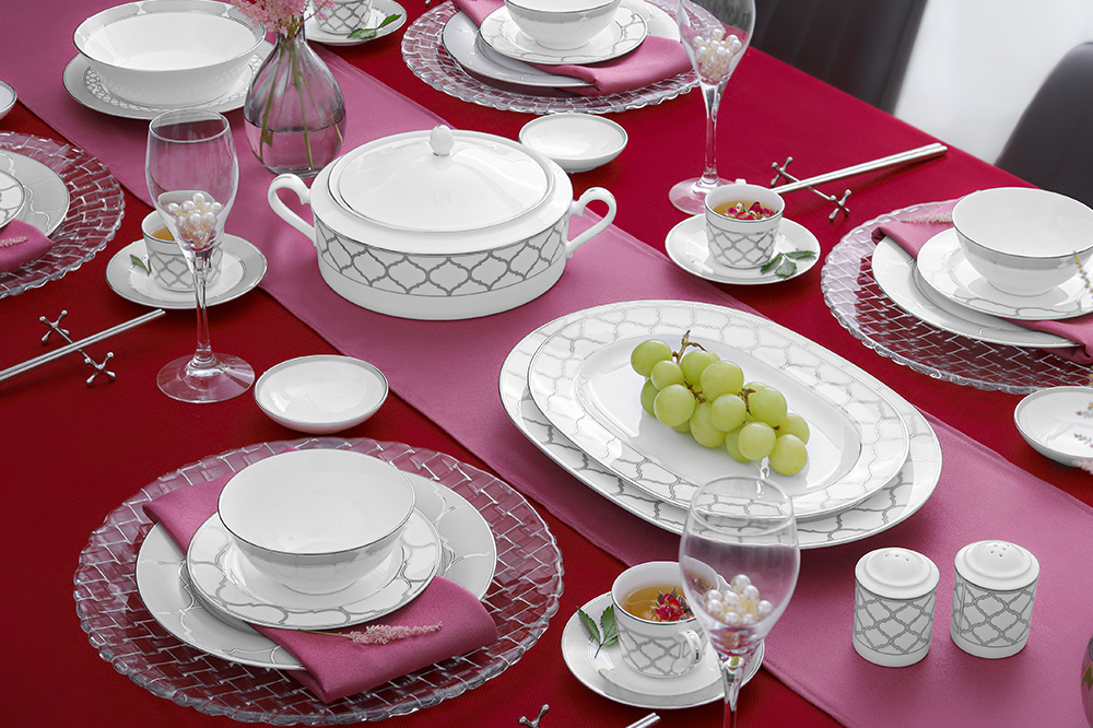 Hinh anh 2: Ban an sang trong voi gom su Noritake, ly pha le va dao nia bac, tao nen phong cach fine dining dang cap.