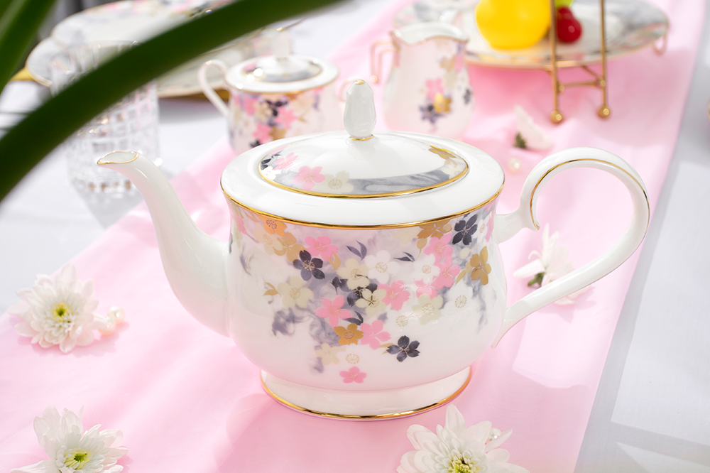 Vệ sinh gốm sứ họa tiết sao cho không phai màu?