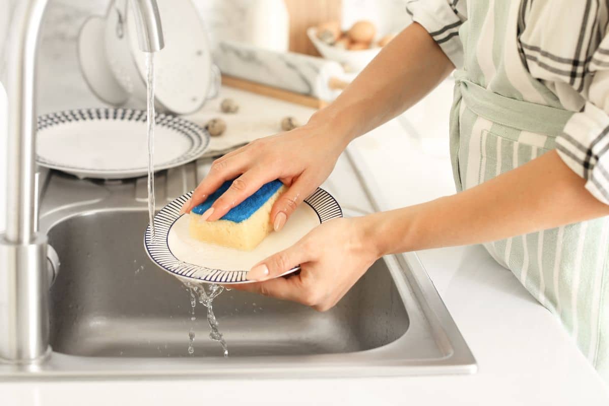 Vệ sinh gốm sứ họa tiết sao cho không phai màu?