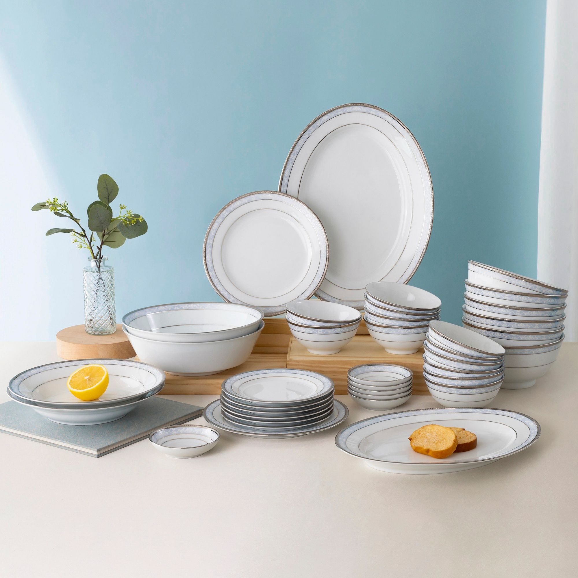 Bàn ăn trắng – nên phối gốm sứ màu nào cho nổi bật?