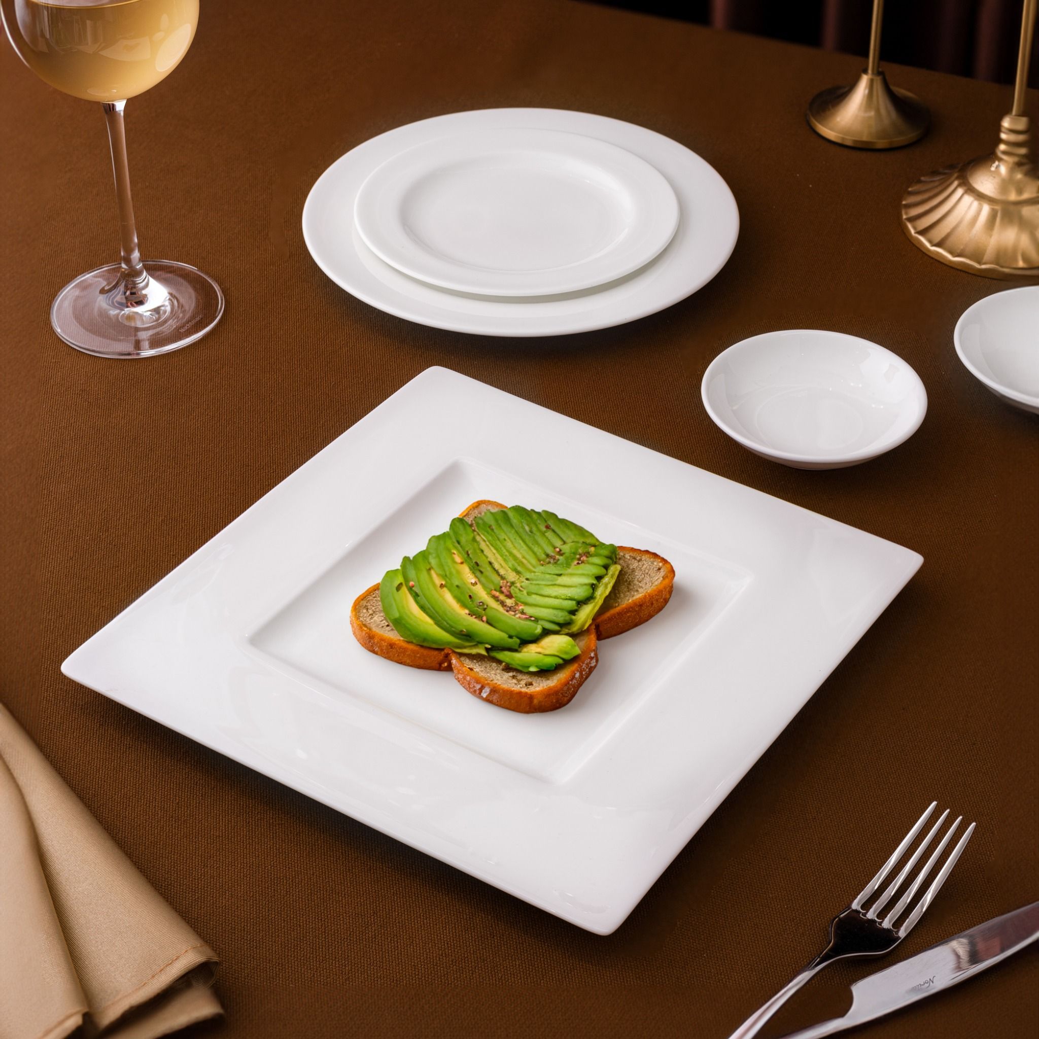 Gốm sứ trắng – Cách phối bàn ăn để tôn vẻ sang trọng và tinh tế 2 Gốm sứ trắng – Cách phối bàn ăn để tôn vẻ sang trọng và tinh tế