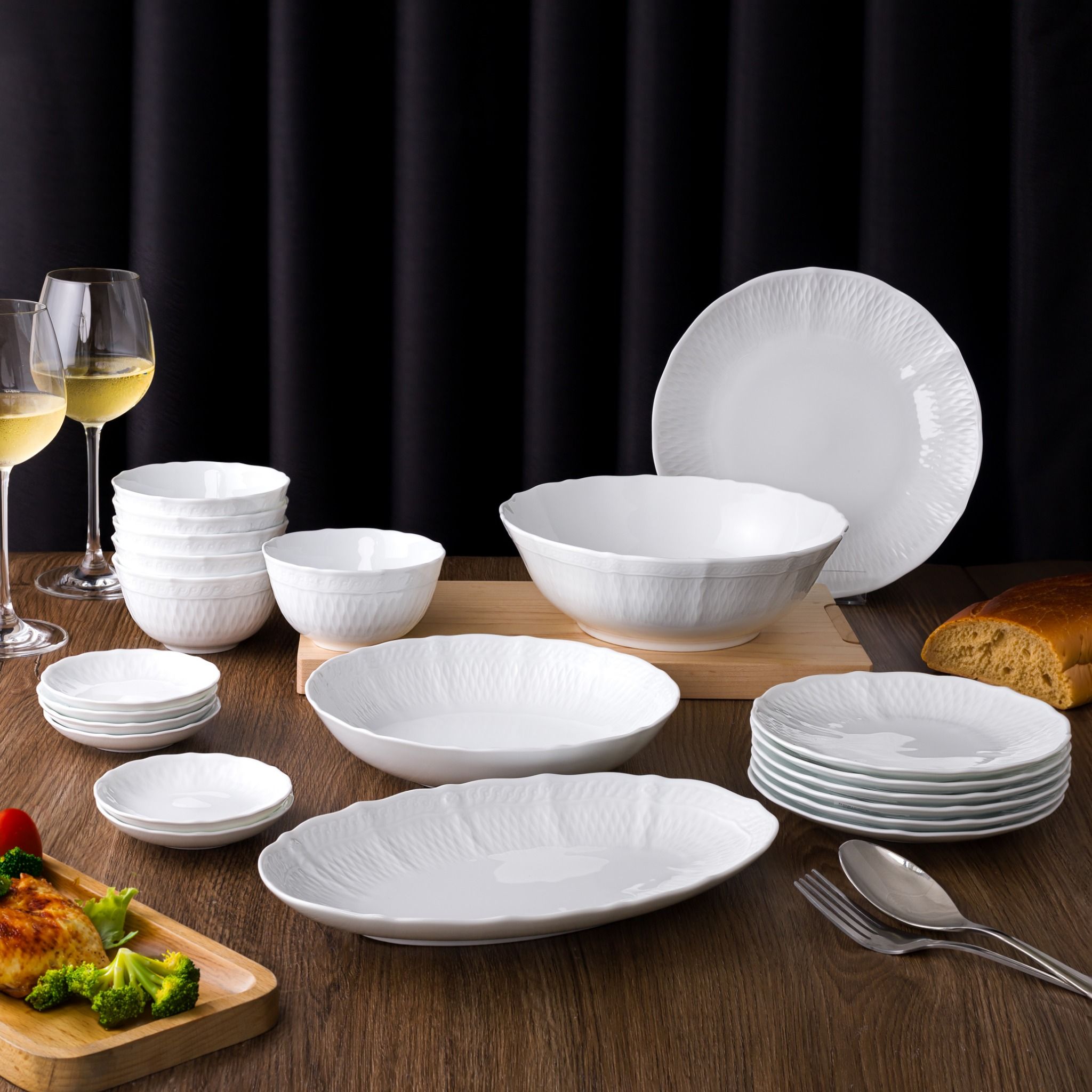 Gốm sứ trắng – Cách phối bàn ăn để tôn vẻ sang trọng và tinh tế 3 Gốm sứ trắng – Cách phối bàn ăn để tôn vẻ sang trọng và tinh tế