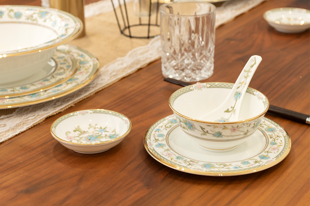 Phối Noritake với đồ gỗ tối màu: Tạo điểm nhấn sang trọng cho bàn ăn 2 Phối Noritake với đồ gỗ tối màu: Tạo điểm nhấn sang trọng cho bàn ăn
