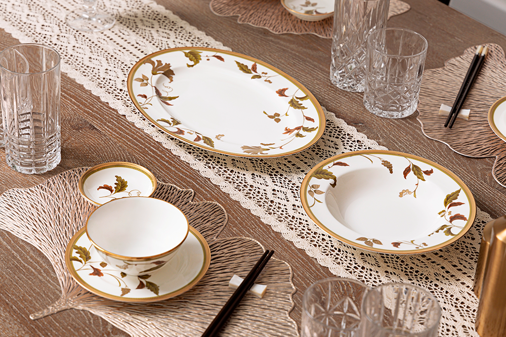 Phối Noritake với đồ gỗ tối màu: Tạo điểm nhấn sang trọng cho bàn ăn