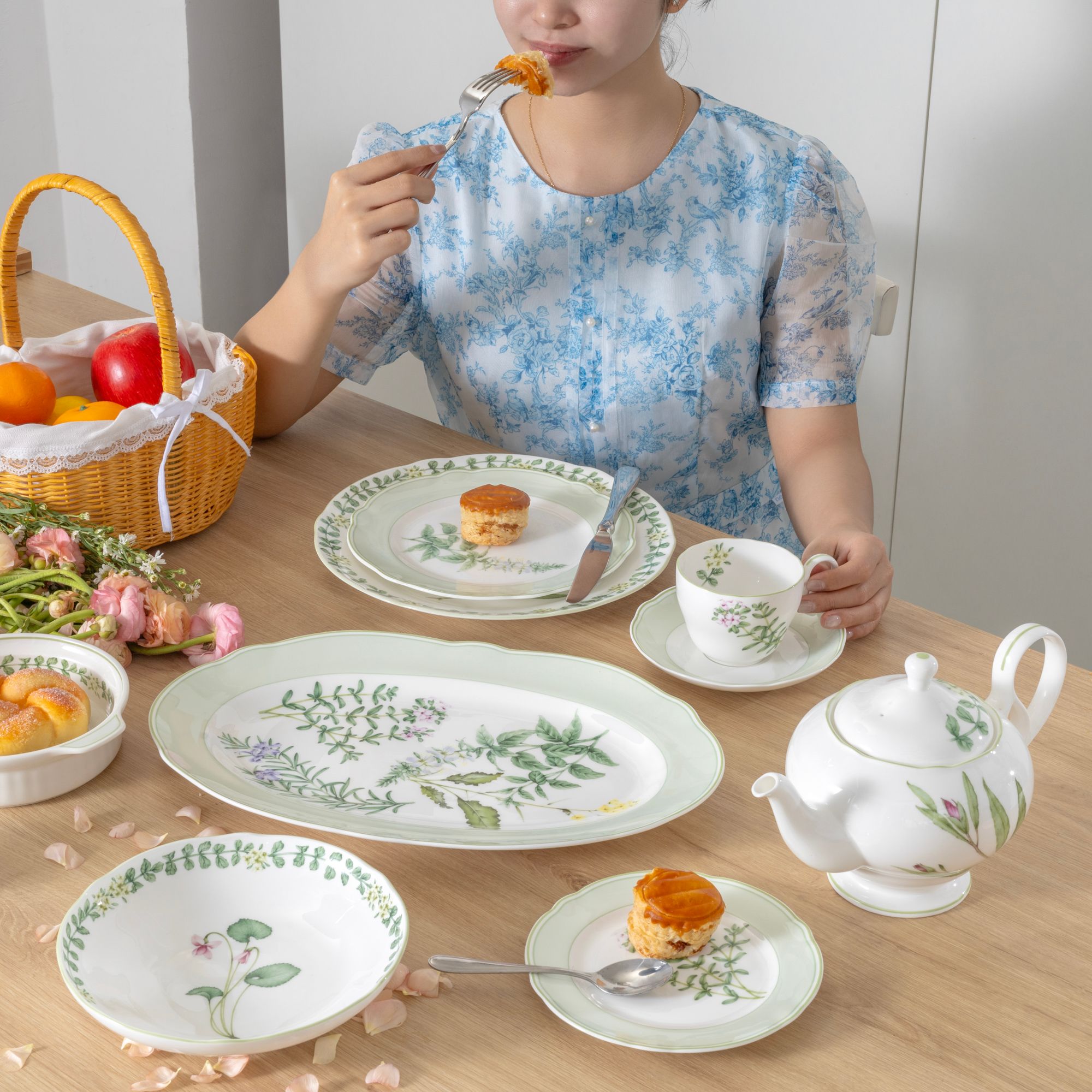Phối Noritake với đồ gỗ tối màu: Tạo điểm nhấn sang trọng cho bàn ăn 4 Phối Noritake với đồ gỗ tối màu: Tạo điểm nhấn sang trọng cho bàn ăn