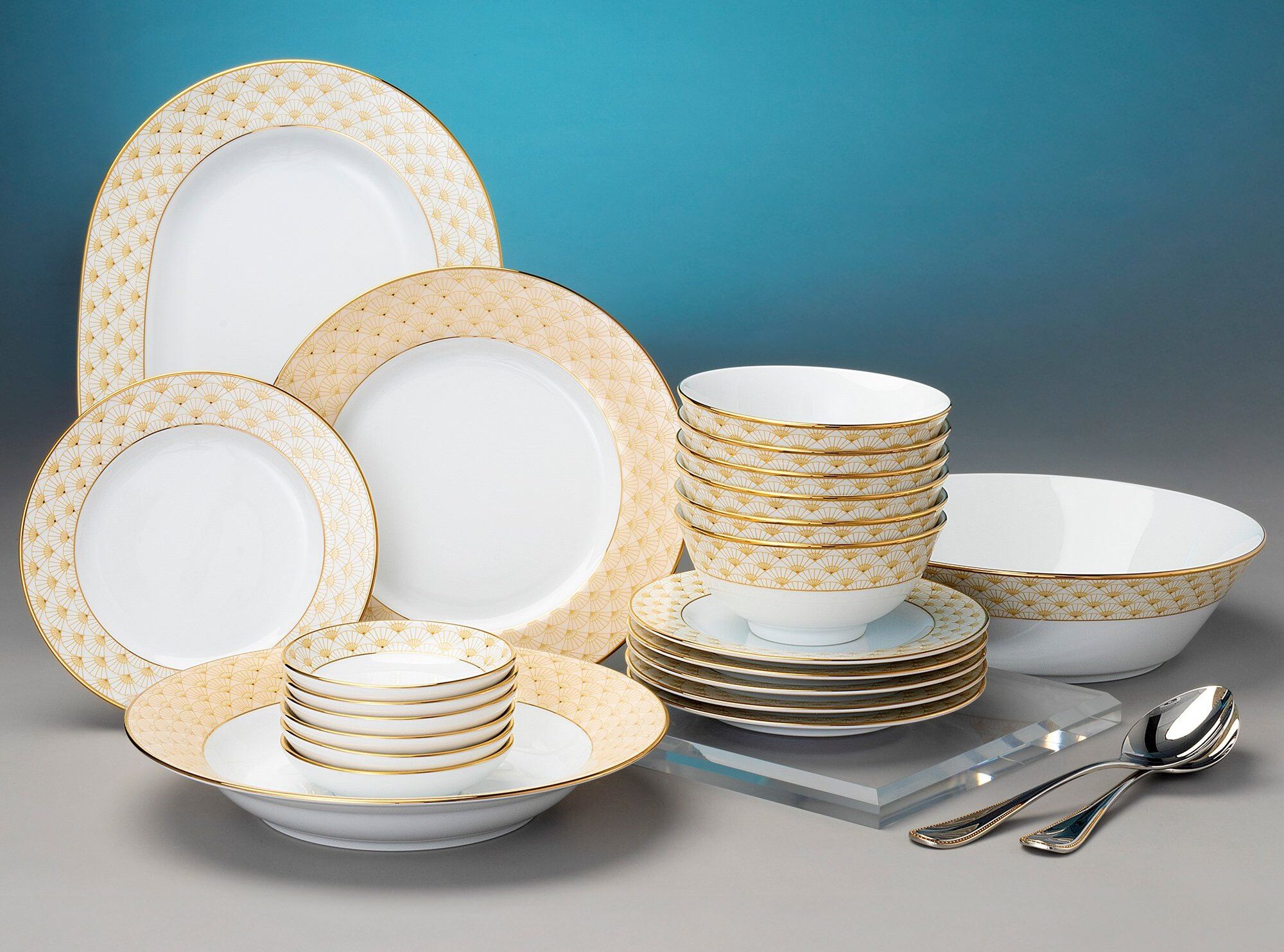 Tặng Gốm Sứ Cho Người Cao Tuổi: Nên Chọn Thiết Kế Nào?