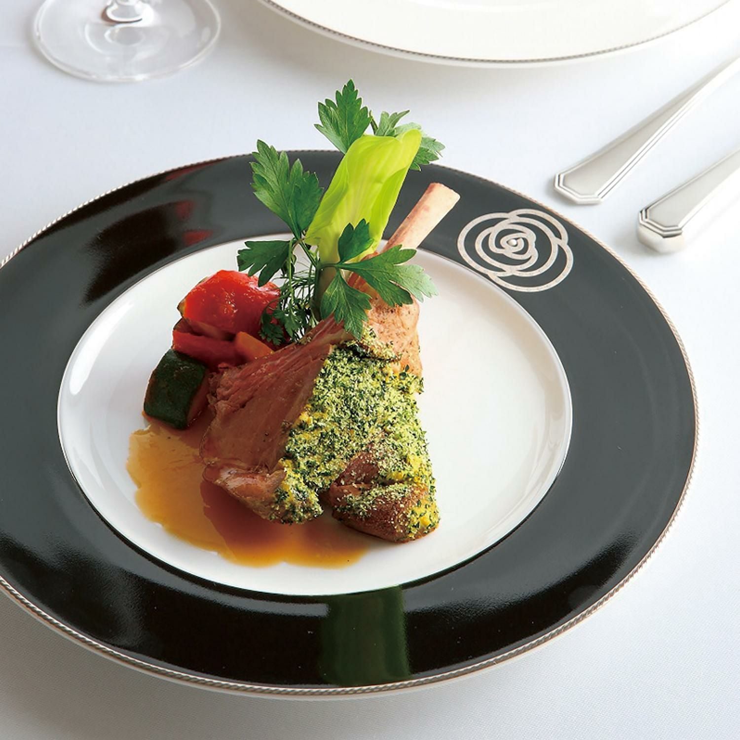 Chọn đĩa gốm sứ size nào cho món Âu và món Á?