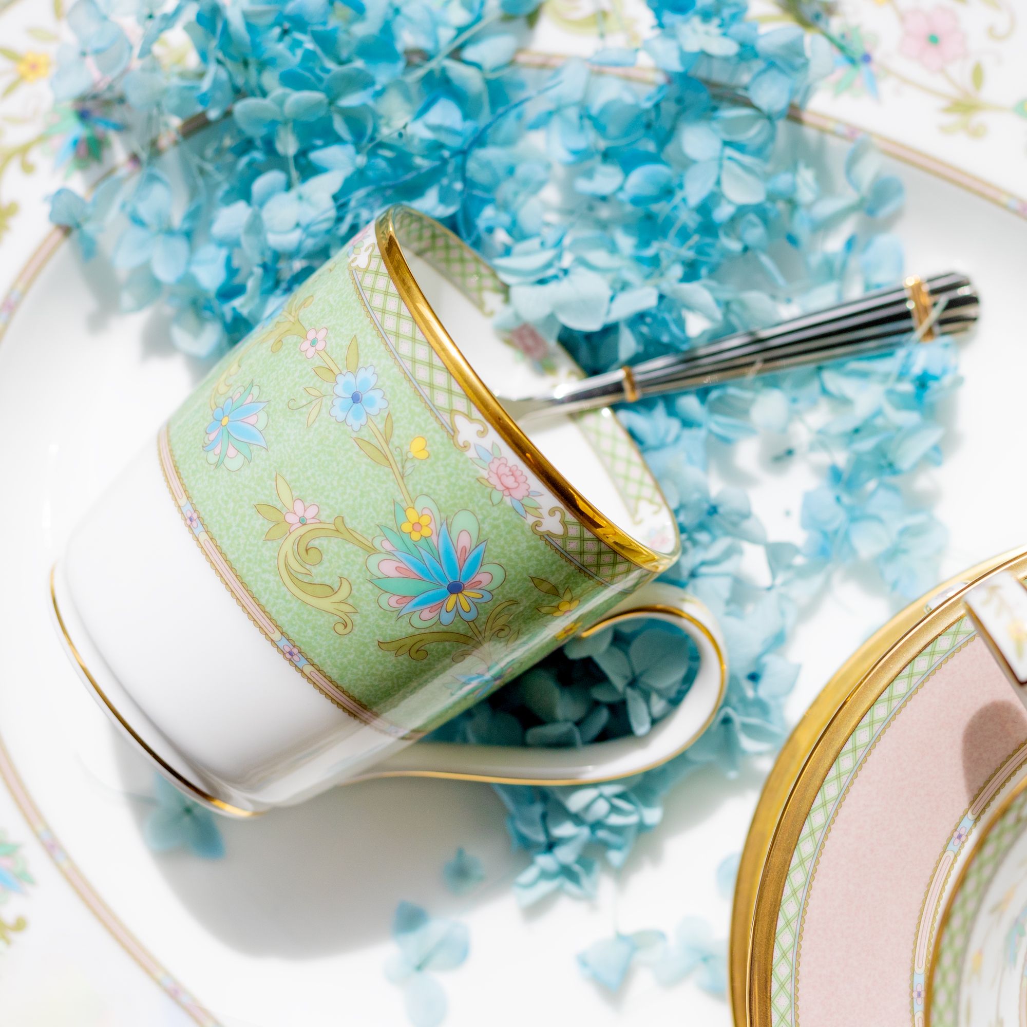 Rửa và vệ sinh ly sứ mạ vàng sao cho đúng?