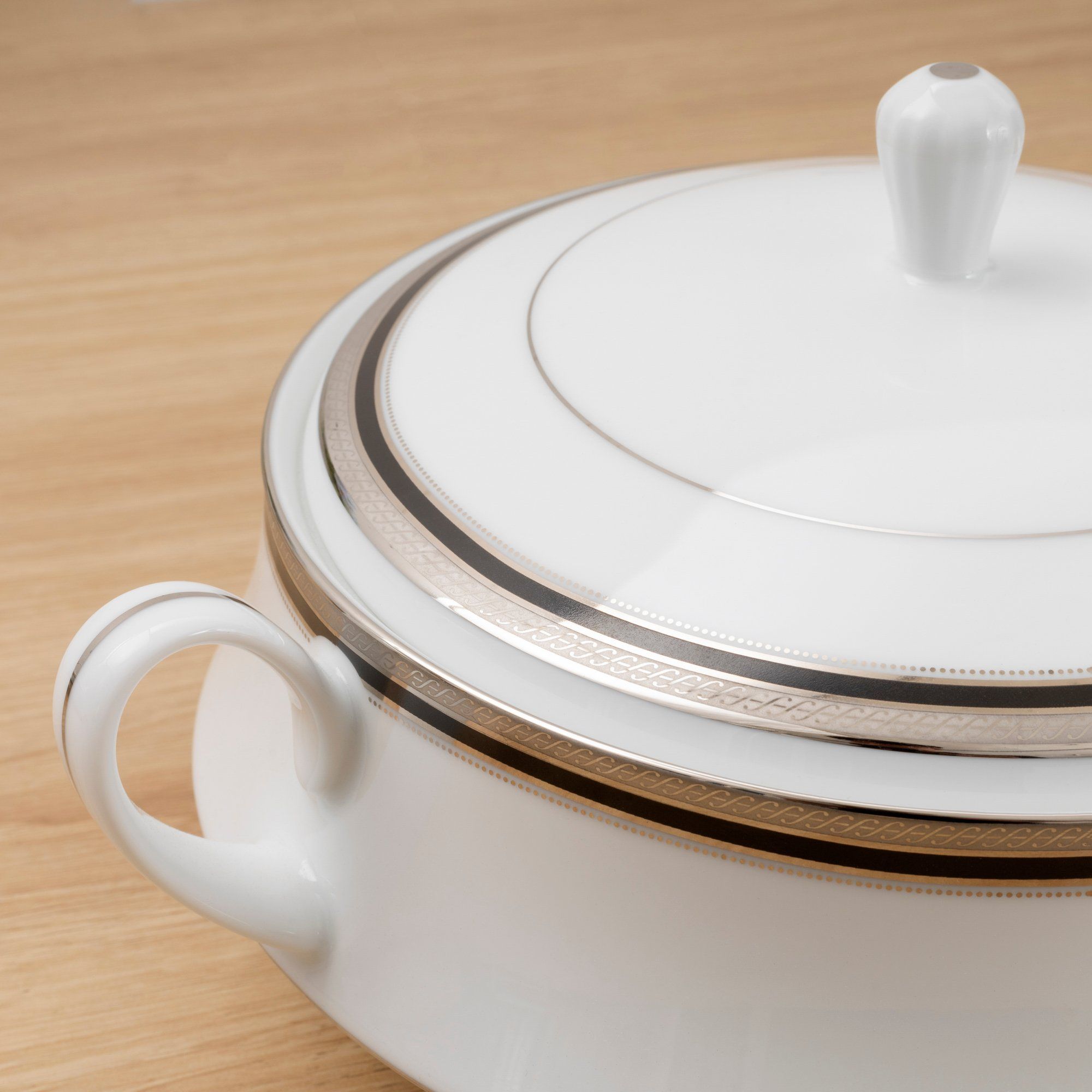 Vì sao gốm sứ Noritake giữ màu sắc lâu?