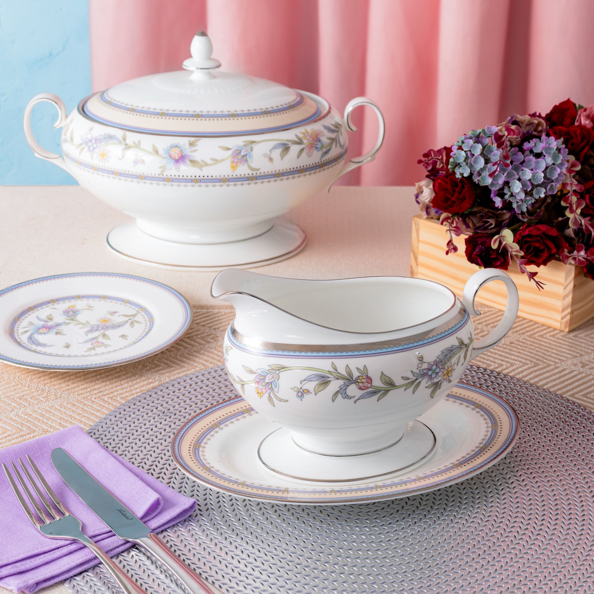 Vì sao gốm sứ Noritake giữ màu sắc lâu?