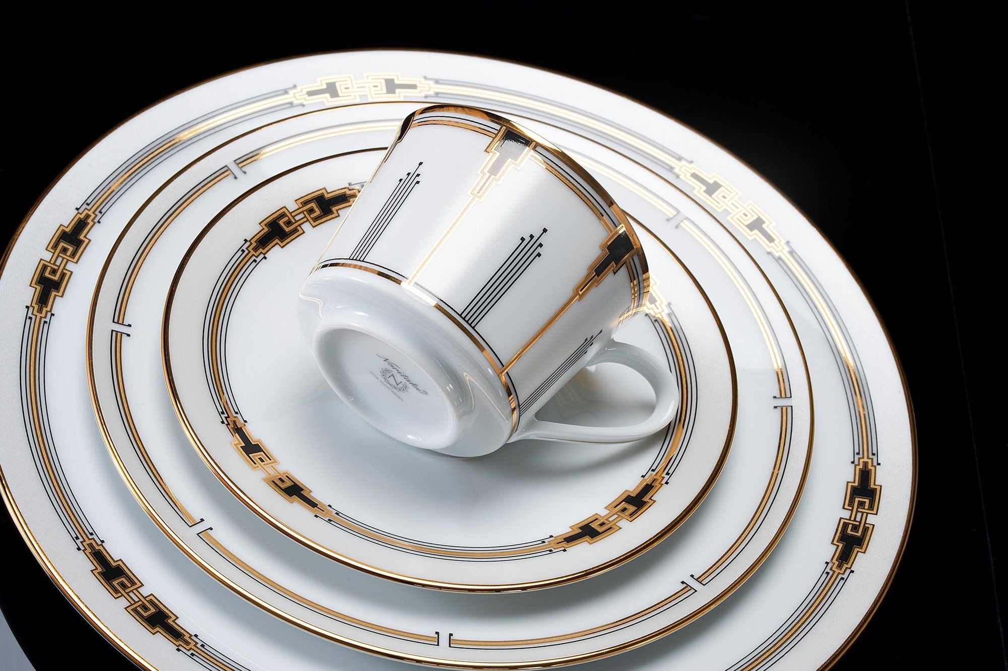 Ý nghĩa BST Empire Gold Noritake – Khi nghệ thuật lên bàn tiệc 7 Ý nghĩa BST Empire Gold Noritake – Khi nghệ thuật lên bàn tiệc